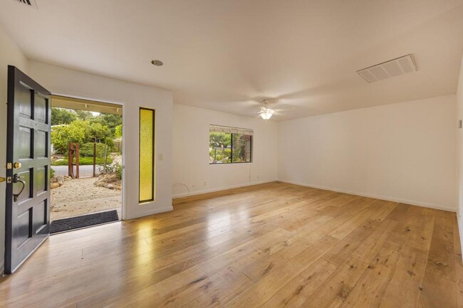 Building Photo - 325 El Conejo Dr
