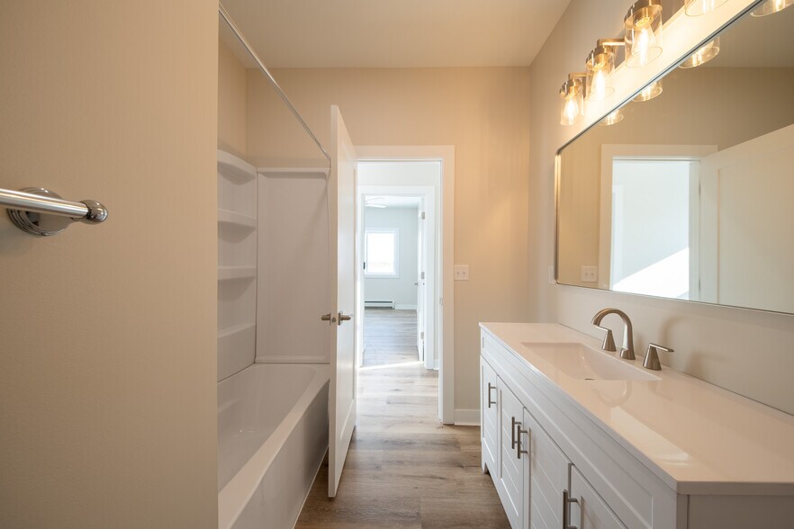 Building Photo - 412 W Baraga Ave