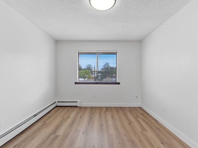 Building Photo - Remodeled 2 Bedroom, 1 Bathroom Apartment- Close to shopping!