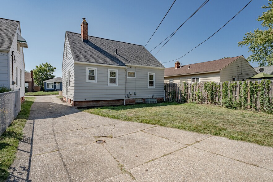 Building Photo - 6006 Ridgewood Ave