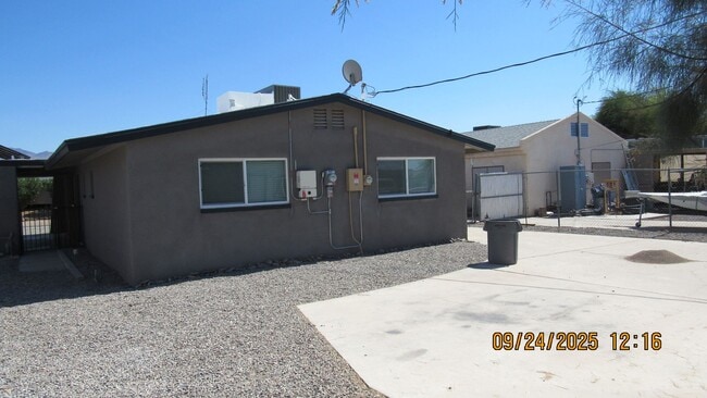 Building Photo - 3 bedroom 2 bathroom with Solar!!!!