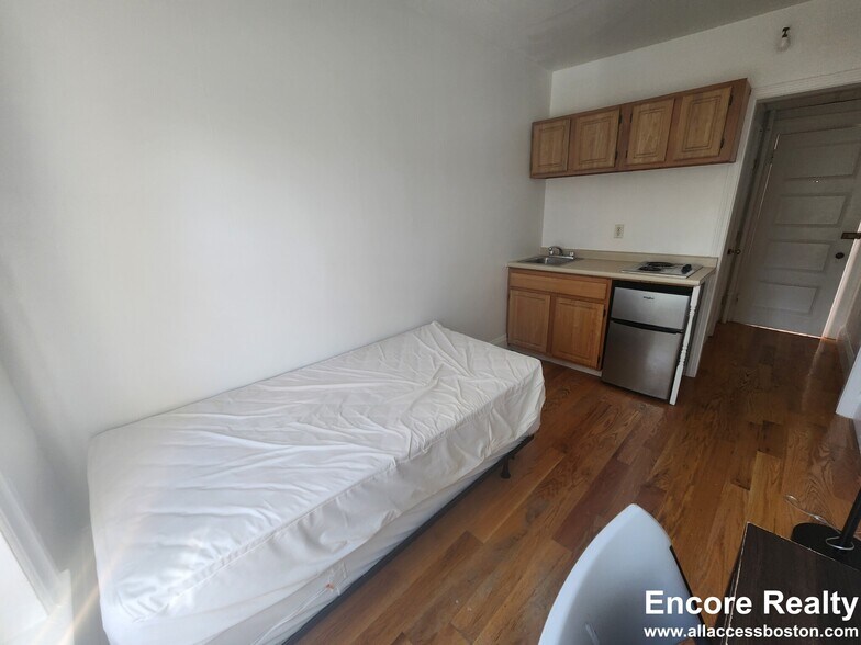 Building Photo - 1061 Beacon St