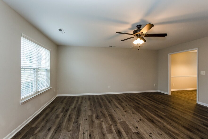 Building Photo - 1558 Kindred Cir NW