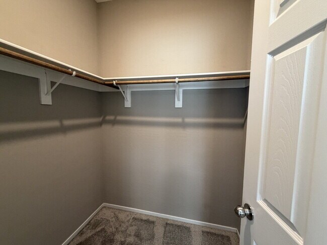 Building Photo - GATED 3 BED 3 BATH 2 CAR GARAGE TOWNHOUSE W/ BED AND BATH DOWNSTAIRS + LOFT & YARD. COMMUNITY FEA...