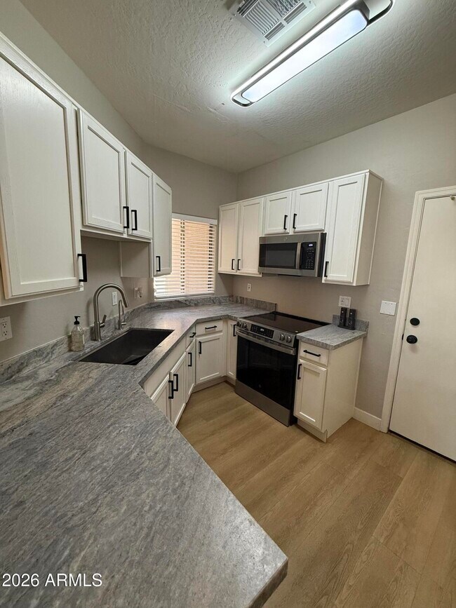 Building Photo - 1015 S Val Vista Dr