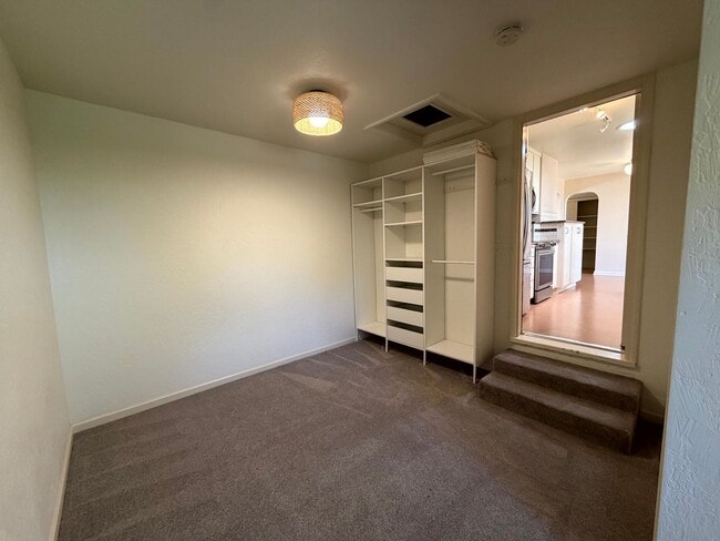 Building Photo - 735 E 23rd Ave