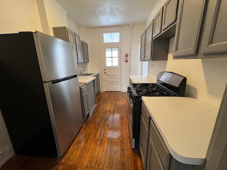 Building Photo - 194 Main St