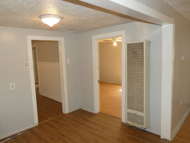 Building Photo - 3 bedroom, 2 bath
