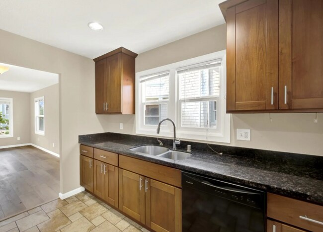 Building Photo - Spacious & Updated 2 BR / 1 BA Home in North Oakland – Move-In Ready!