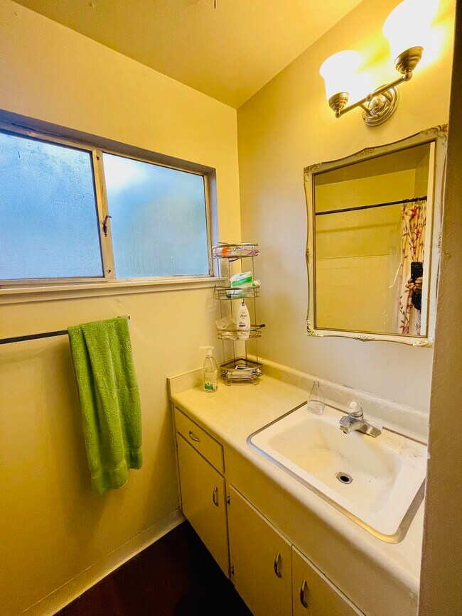 Building Photo - 1121 W Churchill St