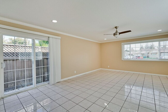 Building Photo - "Charming 2-Bedroom Retreat with 1100 Sq Ft of Comfort in Santa Clara!"