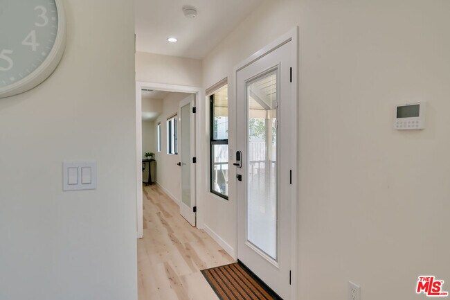 Building Photo - 918 N San Vicente Blvd