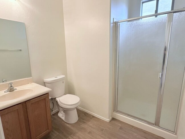 Building Photo - 4 bed/3bath in desirable Paseo Del Rio Community