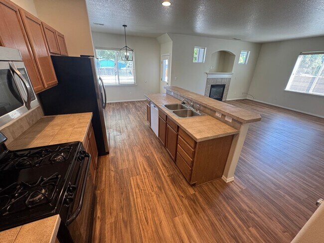 Building Photo - (GAR) 3 Bed/ 3 Bath