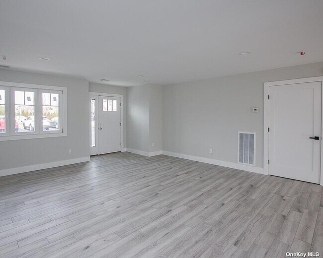 Building Photo - 170 W Montauk Hwy