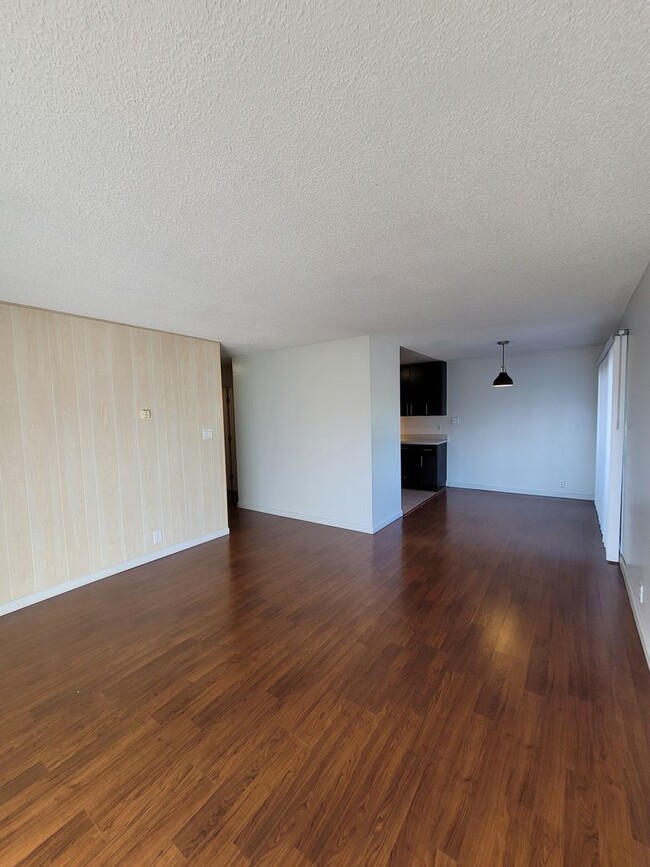 Building Photo - Spacious & Modern 1 Bedroom Condo