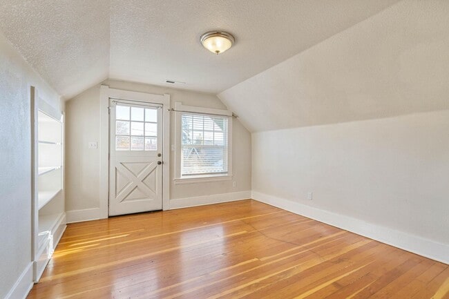 Building Photo - Charming, vintage 2-bdrm/1-bath upper in Richmond neighborhood. W/D, storage, off-street parking