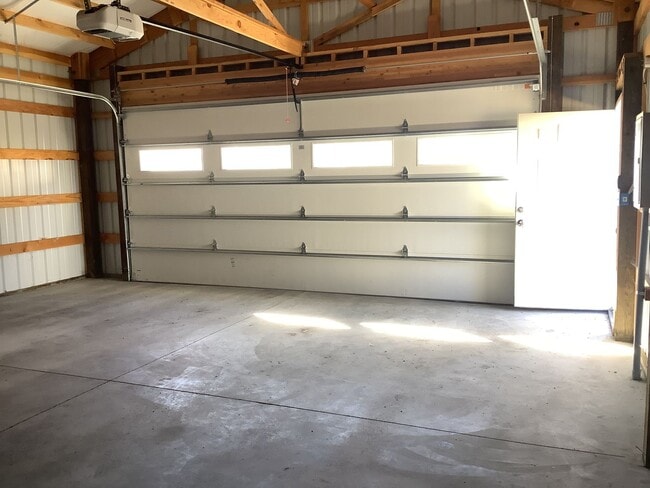Building Photo - New 3 bedroom, 2 bath home