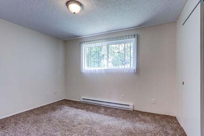 Building Photo - Remodeled 2x1 unit Ground level unit!