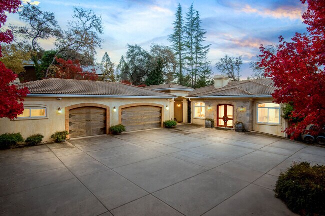As you approach the front of the house - 18874 Meadowlark Ct