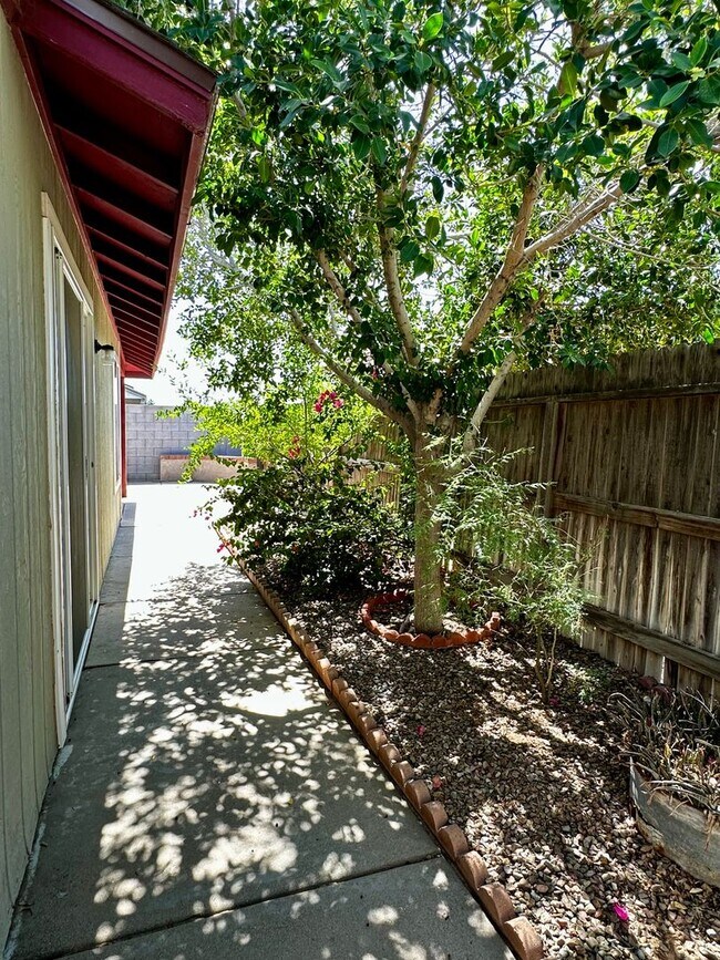 Building Photo - UPDATED 3 BEDROOM 2 BATHROOM CONVENIENTLY ...