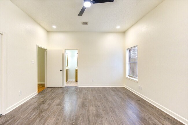 Building Photo - 16830 Scenic Gardens Dr