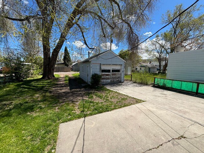 Building Photo - Single Family Home Centrally Located