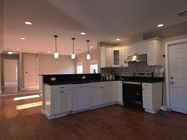 Building Photo - 3 Pearl St