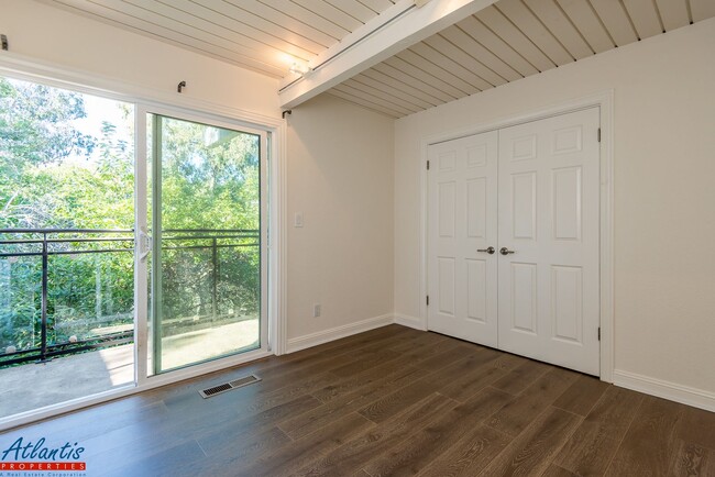 Building Photo - Stunning & Spacious Home | Panoramic Views