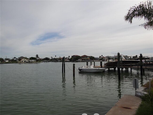 Building Photo - 13360 Boca Ciega Ave