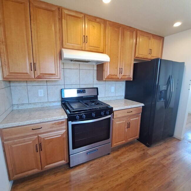 Building Photo - 60111 Alta Loma Dr