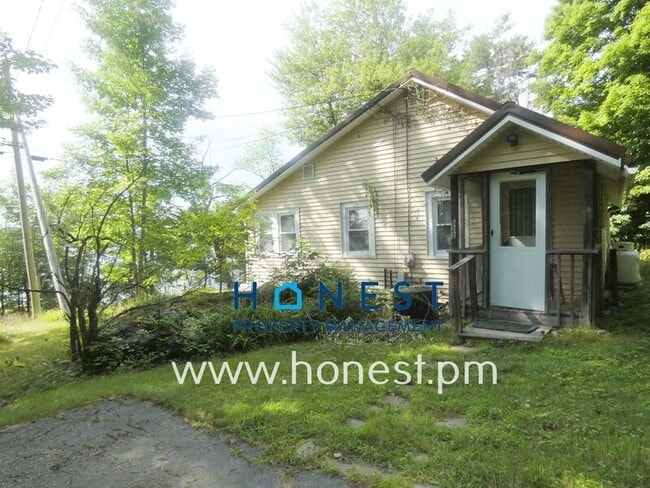 Building Photo - 523 Memorial Dr