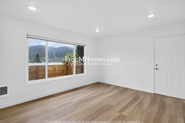 Building Photo - Updated Two Bedroom Unit with St Johns Views!