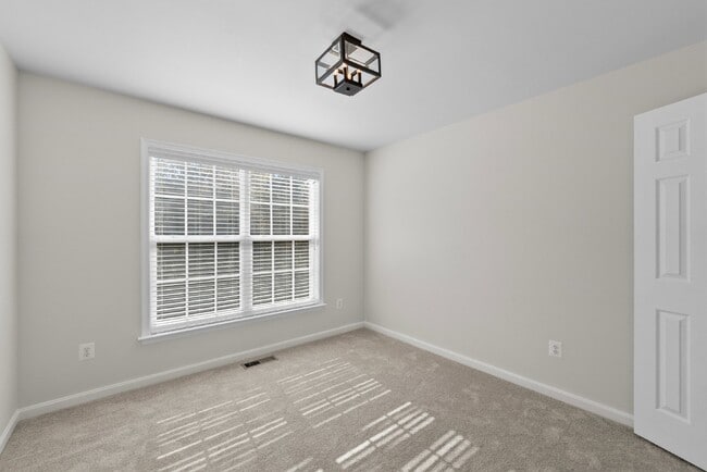 Building Photo - Embrace Elegant Living in Gainesville!
