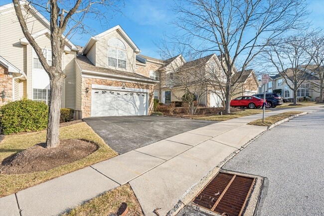 Building Photo - Avaible now, 3B/2.5B Townhome in Whiteland Woods!