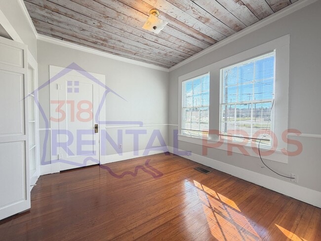 Building Photo - Recently Updated 3 Bedroom House