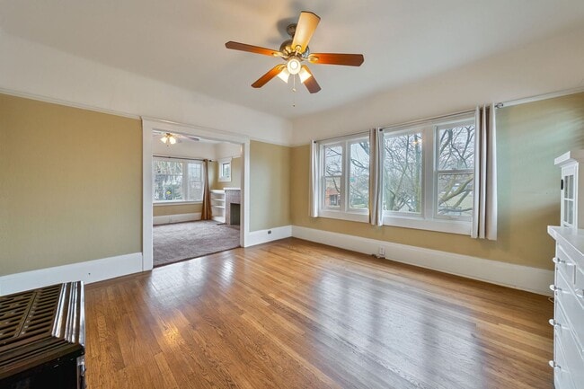 Building Photo - Charming Midtown 1-Bedroom Apartment with Private Balcony and Hardwood Floors!