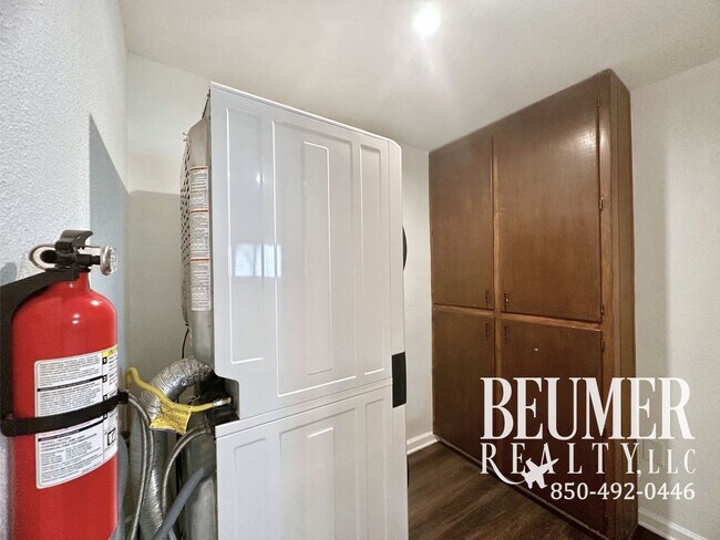 Building Photo - Charming Updated 2br/1ba Mid-Century Cottage