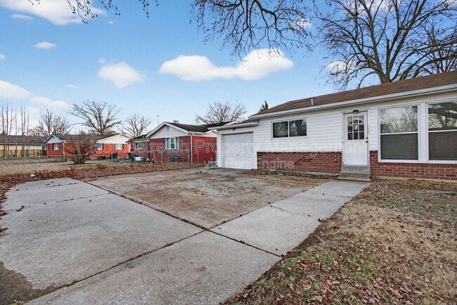 Building Photo - 2385 Greenbriar Dr