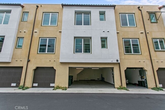 Building Photo - 3440 Doheny Way