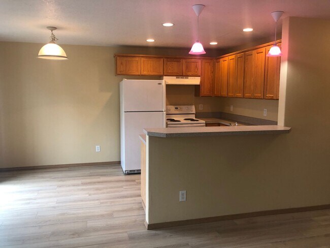 Building Photo - Three Bedroom Duplex in South Salem