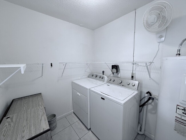 Building Photo - 2-Bedroom / 1-Bathroom