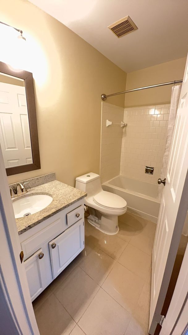 Building Photo - Two Primary Suite, Three Level Townhouse in the Pinecrest Community