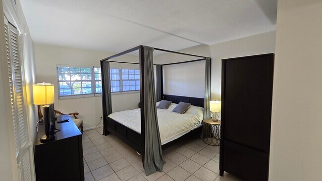 Building Photo - 3150 N Palm Aire Dr