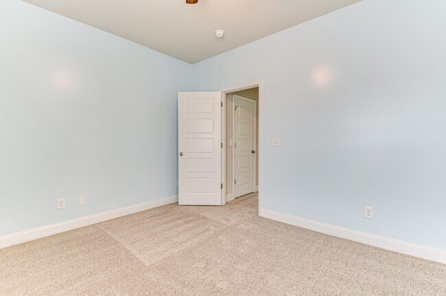 Building Photo - 140 Pebble Ln