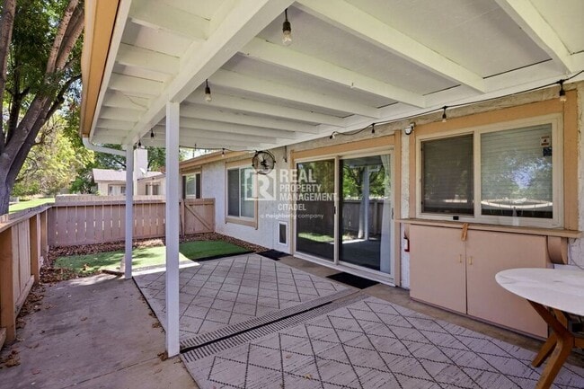 Building Photo - 1027 E Palm Ave