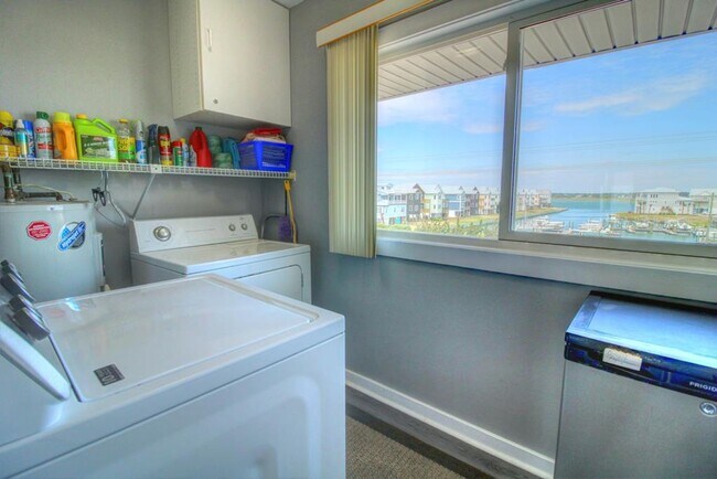 Building Photo - *Off Season Rental* Oceanfront *Queen's Gr...