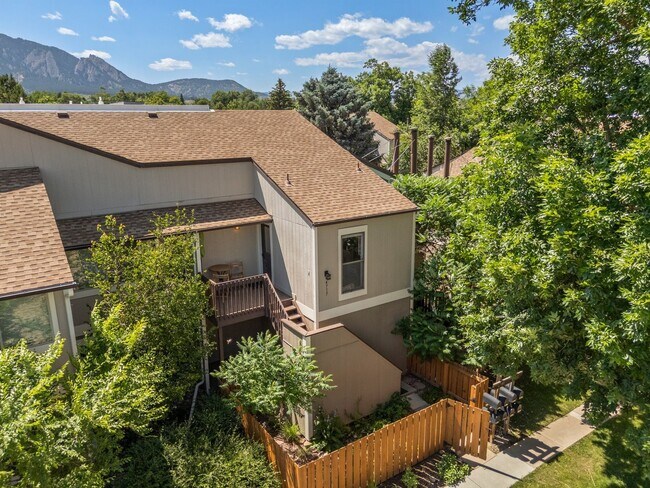 Primary Photo - Bright & Peaceful 2BR Condo in South Bould...