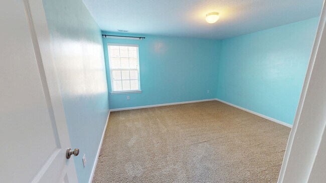 Building Photo - 4 Bedrooms w/ Privacy Fence & Community Pool!