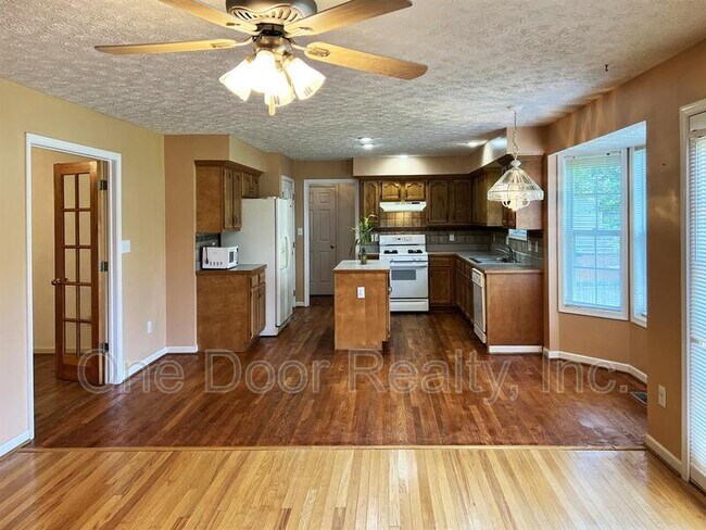 Building Photo - 134 Point O Woods